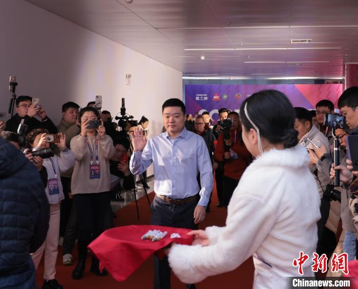 丁俊晖领衔中国军团出征2025斯诺克世界公开赛