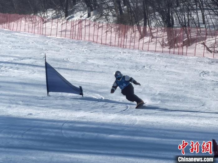 哈尔滨举行的迎亚冬全国高山滑雪及单板滑雪俱