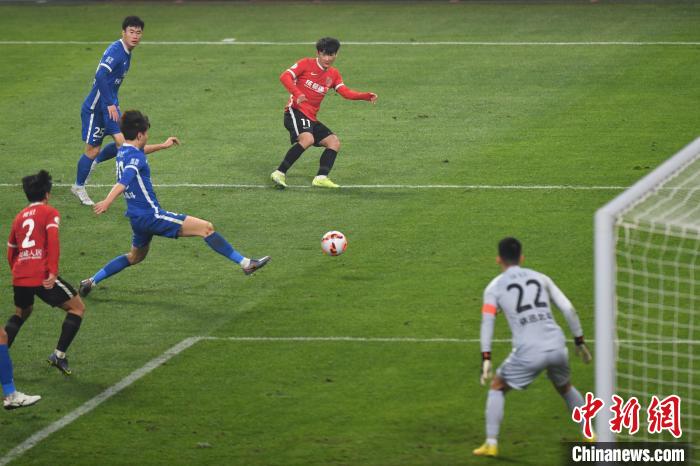 夜幕下成都凤凰山体育公园的绝杀瞬间:费利佩