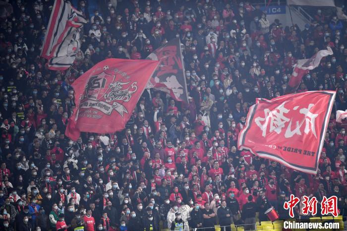 夜幕下成都凤凰山体育公园的绝杀瞬间:费利佩