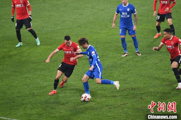 夜幕下成都凤凰山体育公园的绝杀瞬间:费利佩