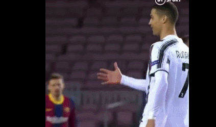 C罗梅开二度助尤文3-0完胜巴萨 梅西与C罗握手致