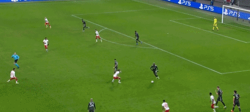 C罗梅开二度助尤文3-0完胜巴萨 梅西与C罗握手致