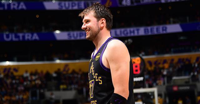 东契奇42+12+0失误创湖人队史纪录 湖人主场大胜骑