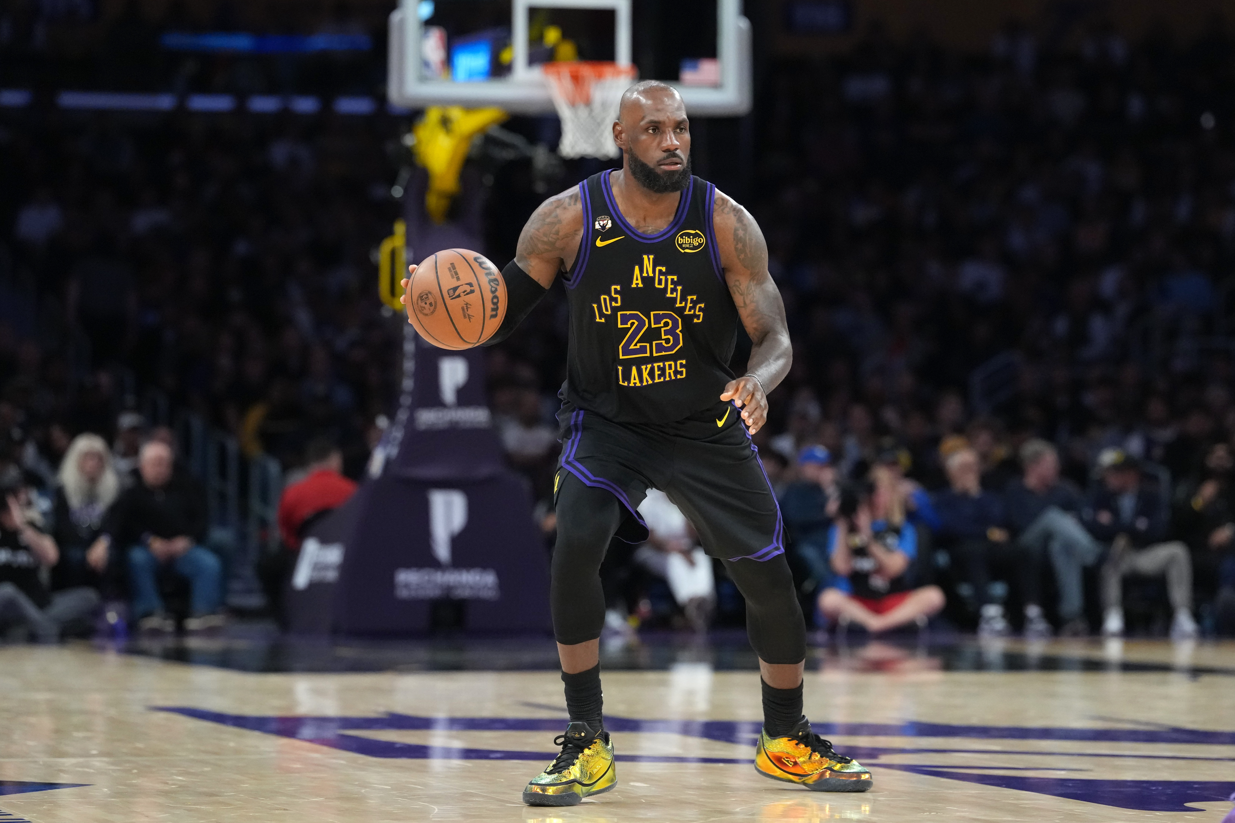 詹姆斯超越贾巴尔登顶历史胜场榜 东契奇砍42分