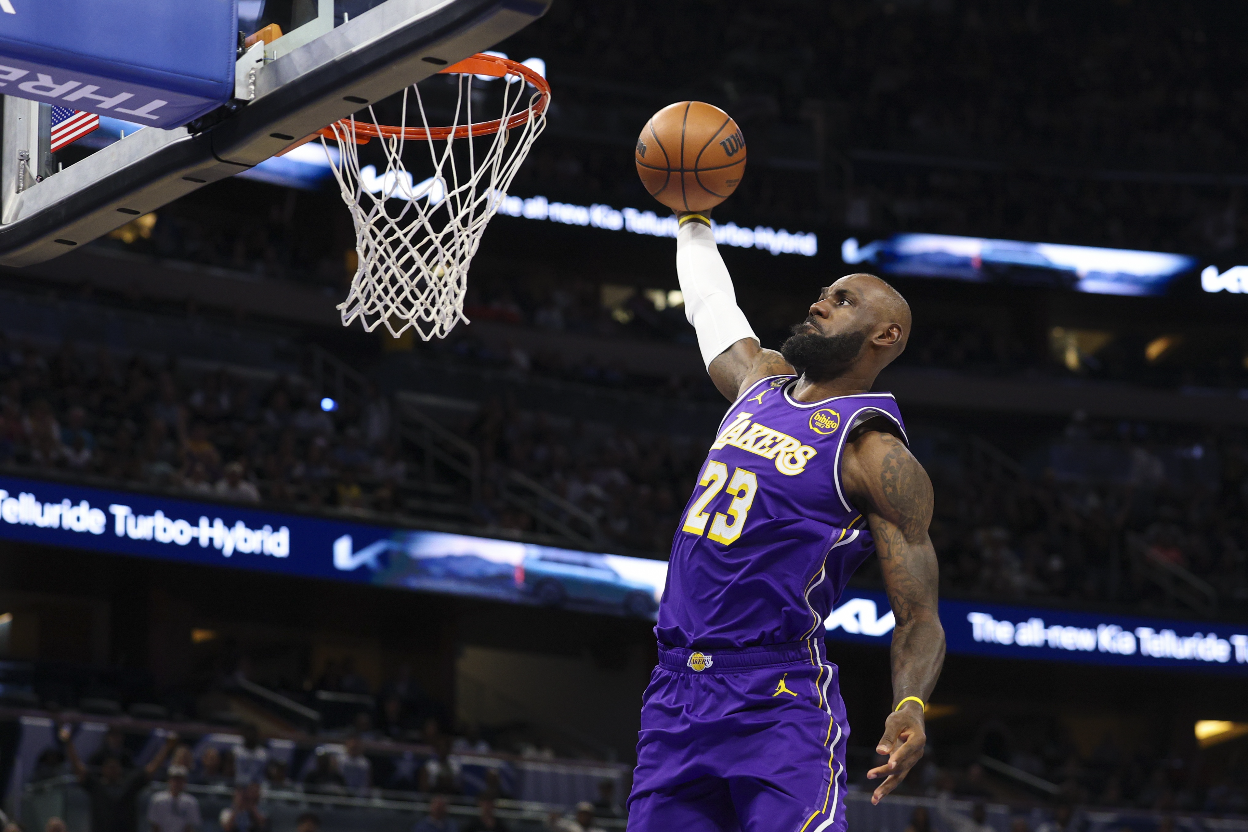 詹姆斯超越贾巴尔登顶历史胜场榜 东契奇砍42分