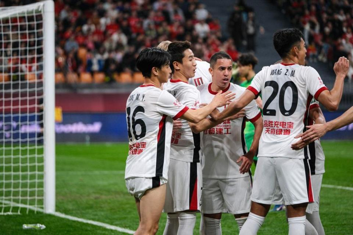 成都蓉城逆转北京国安领跑积分榜 天津津门虎垫