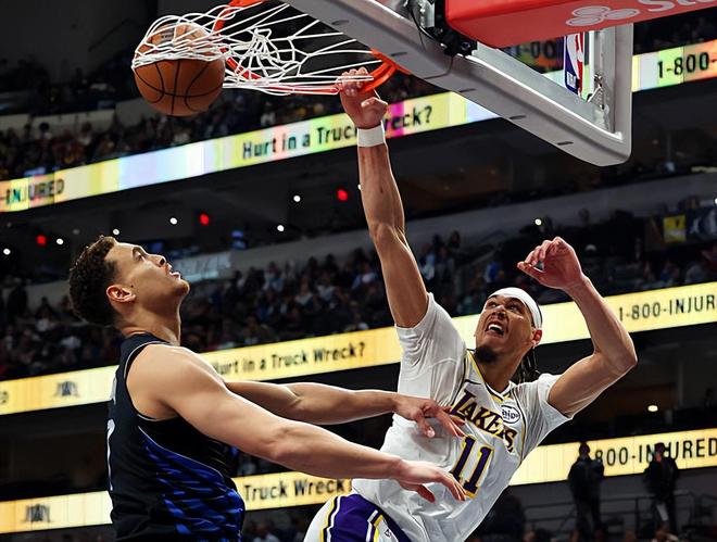 独行侠逆转湖人终结三连败 海斯砍23分创赛季新