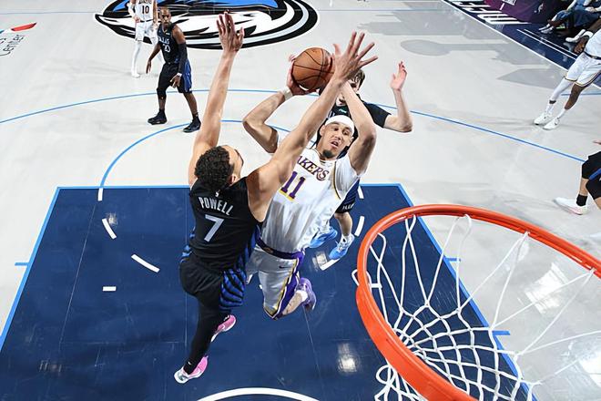 独行侠逆转湖人终结三连败 海斯砍23分创赛季新