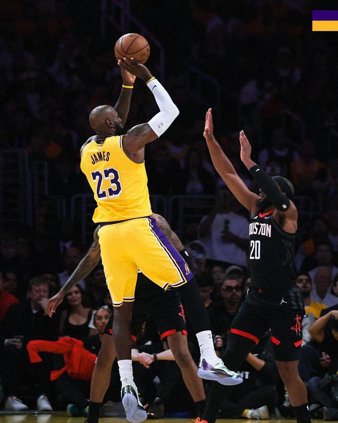 勒布朗·詹姆斯单核带队湖人首战击败火箭