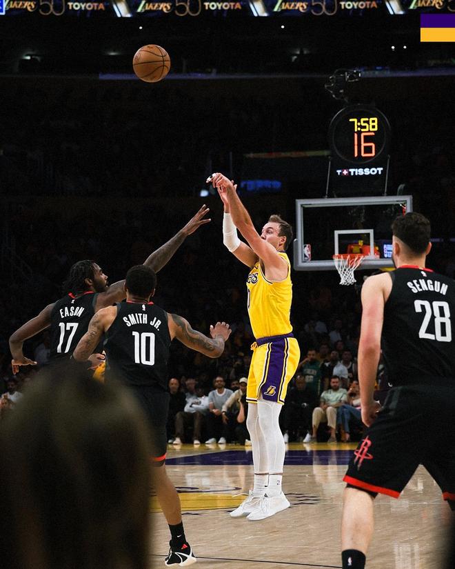 勒布朗·詹姆斯单核带队湖人首战击败火箭