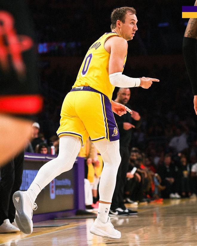 勒布朗·詹姆斯单核带队湖人首战击败火箭