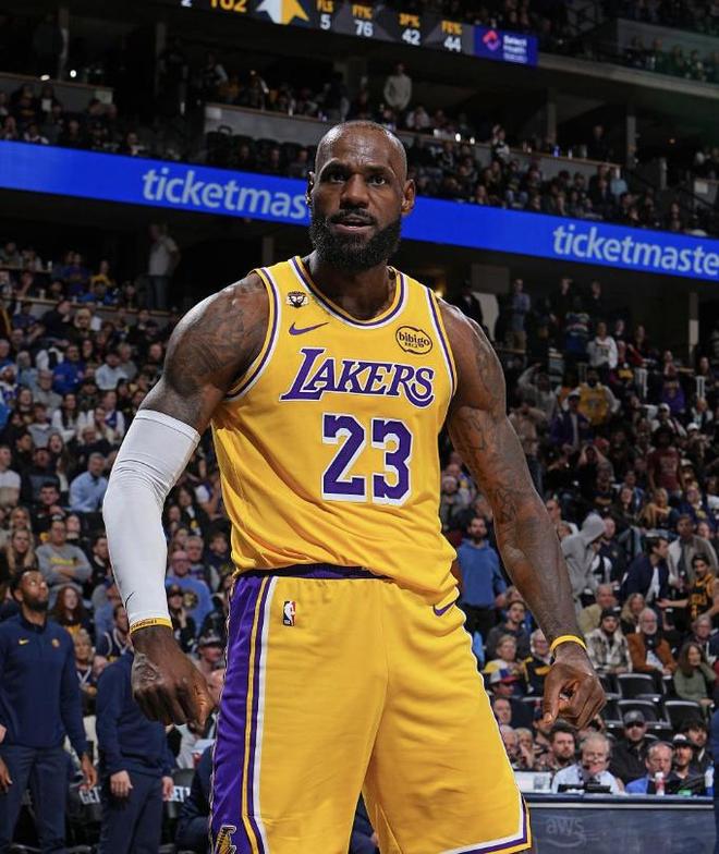 勒布朗·詹姆斯单核带队湖人首战击败火箭