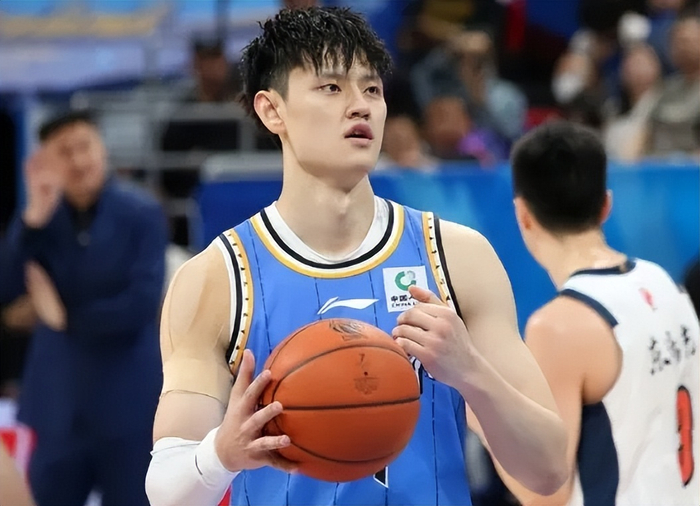 北京队内外线压制广东，季后赛首战告捷